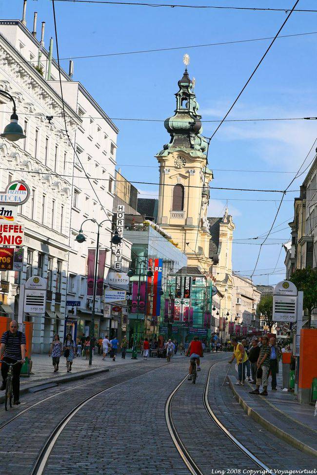 Landstrasse, Taubenmarkt, vista desde una parada de tranvía, Linz - Austria