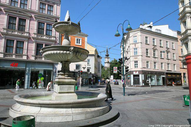 Landstrasse, Taubenmarkt, Fuente Sparkassen, Linz - Austria