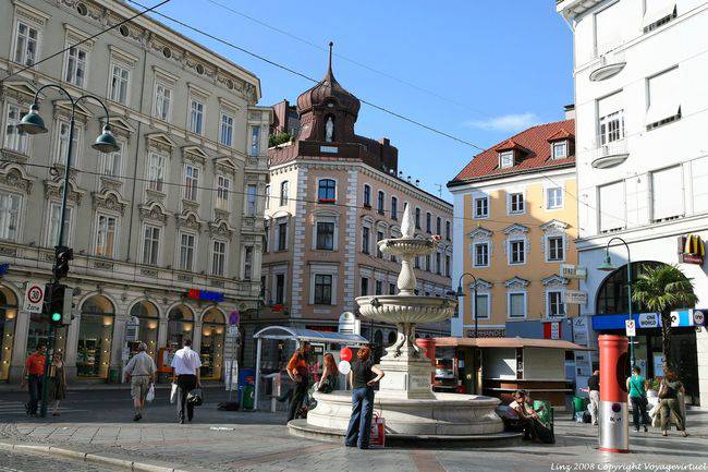 Landstrasse, Taubenmarkt, Sparkassen, plaza y fuente, Linz - Austria
