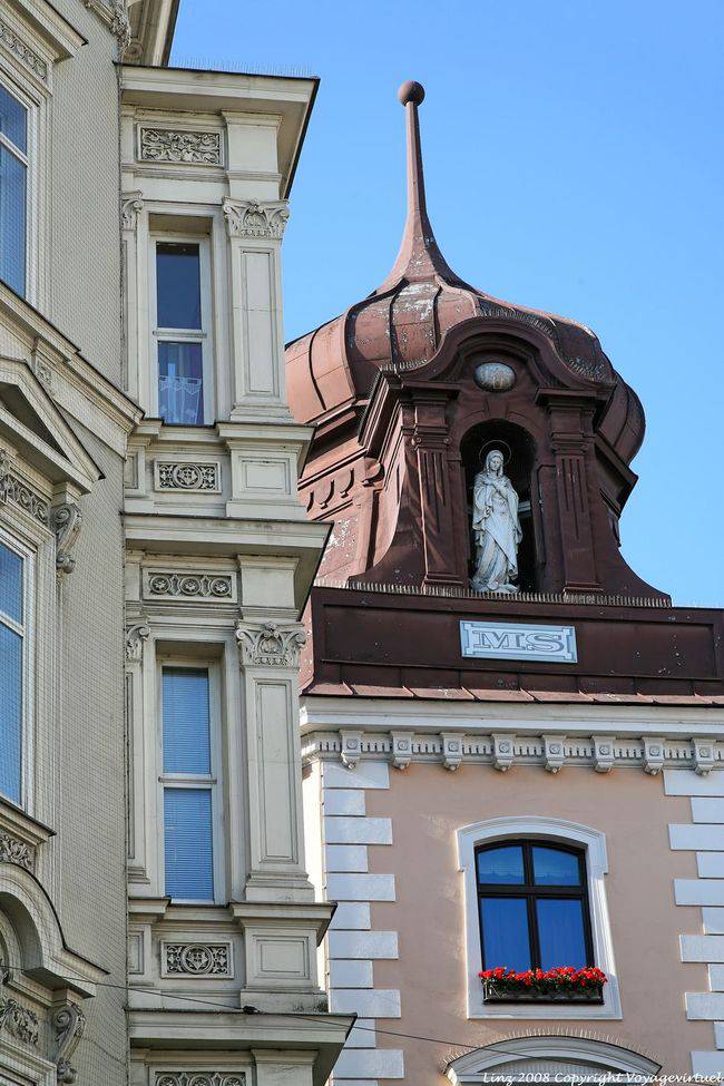 Landstrasse, Taubenmarkt, Virgen bajo techo, Linz - Austria