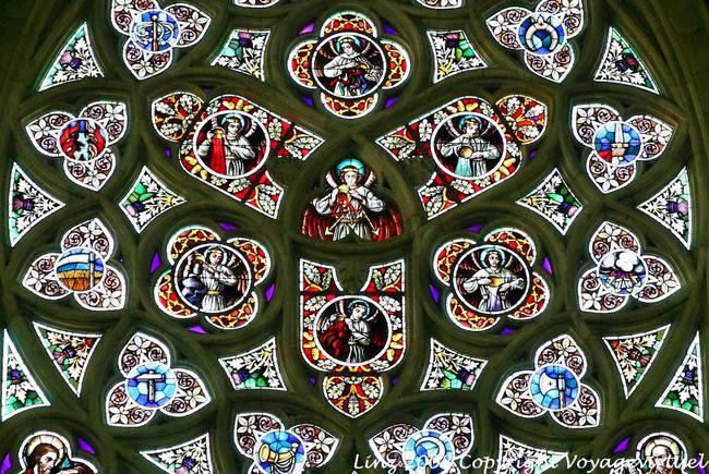 Neuer Dom, primer plano de una vidriera, Linz - Austria