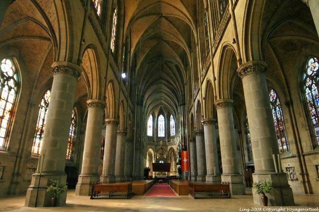 Neuer Dom, gran angular en la nave principal, Linz - Austria