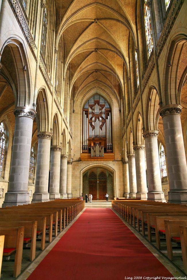 Neuer Dom, los grandes órganos y la alfombra roja de la nave, Linz - Austria