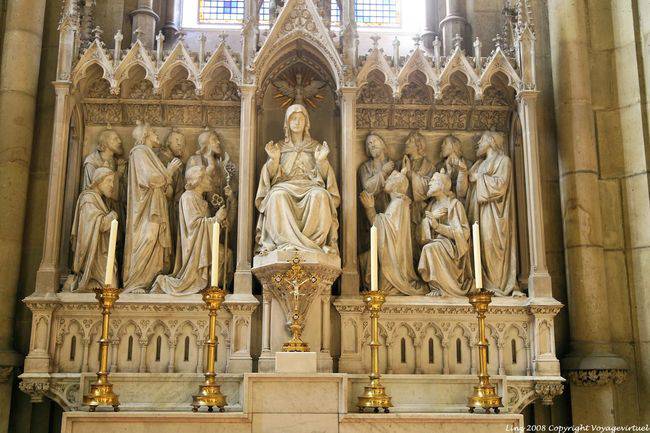 Neuer Dom, oración a María, escultura, Linz - Austria