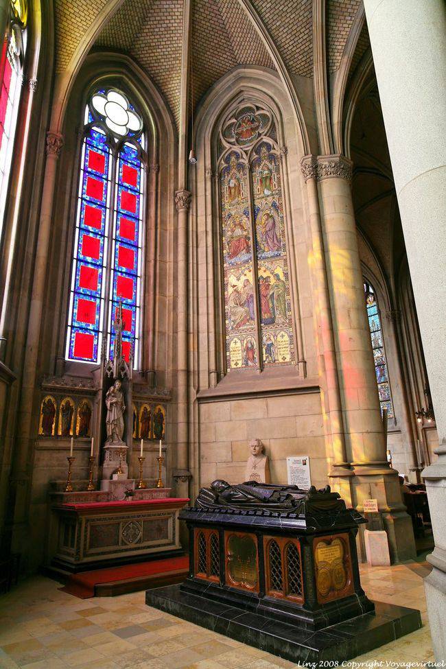 Neuer Dom, tumba y vidrieras, Linz - Austria