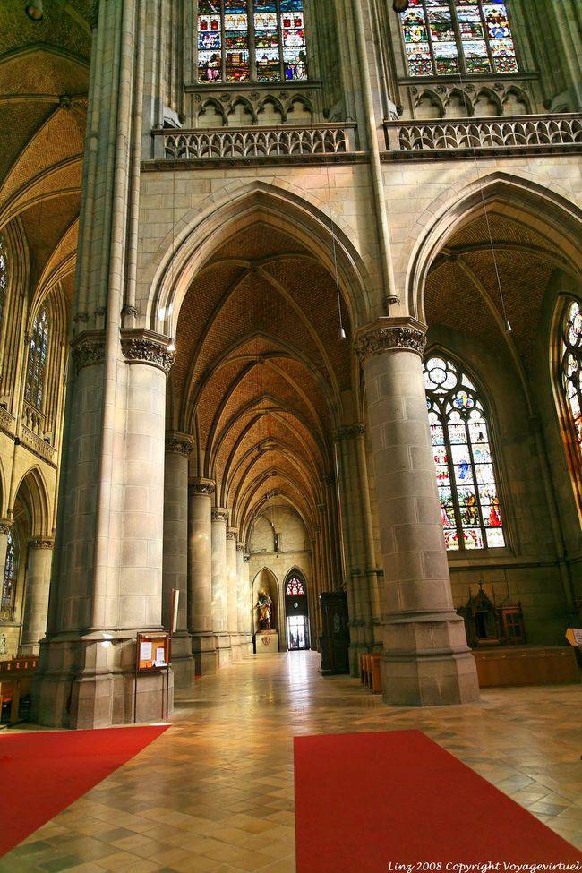 Neuer Dom, arquitectura de un lapso, Linz - Austria