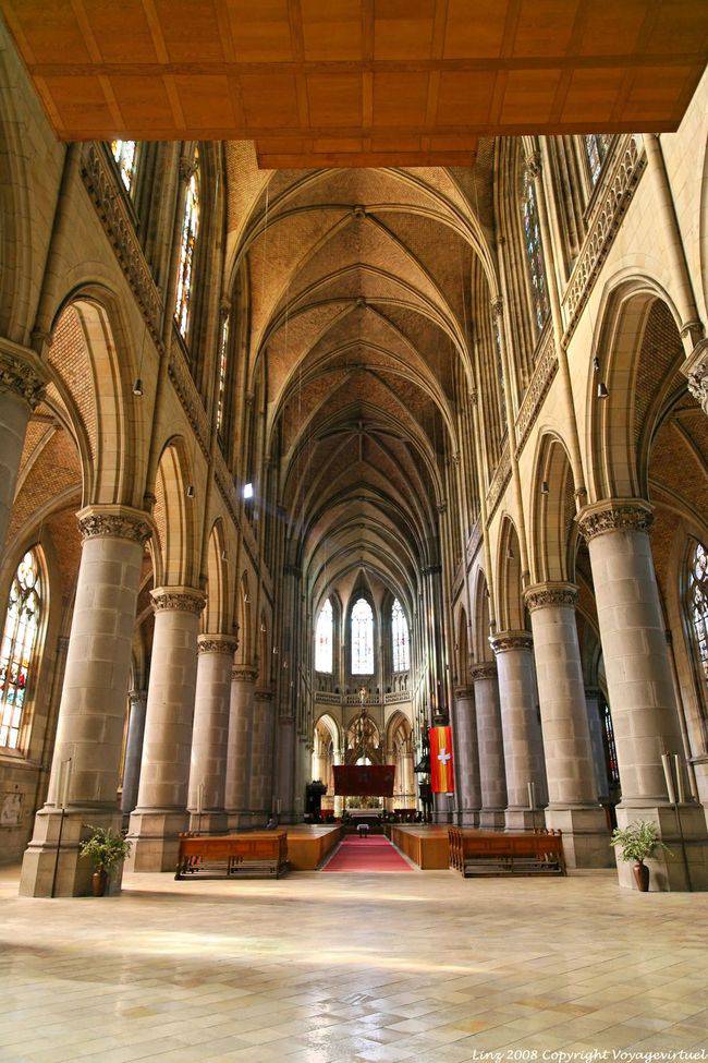 Neuer Dom, vista de la nave desde la entrada, Linz - Austria