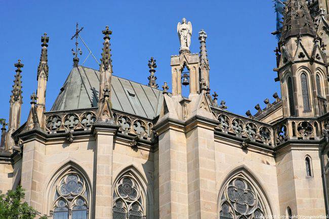 Neuer Dom, acerca la estatua de un ángel, Linz - Austria
