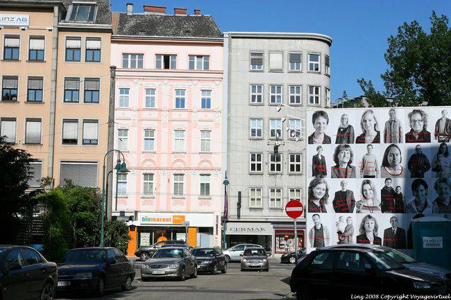 Schiller Platz, caras en un pub, Linz - Austria