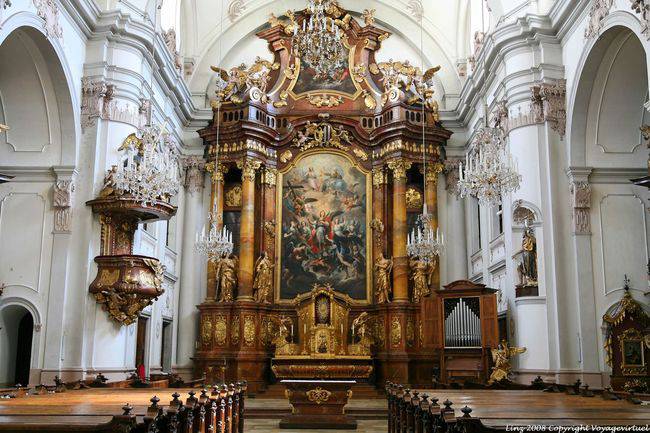 Ursulinen Kirche, el altar de la iglesia, Linz - Austria