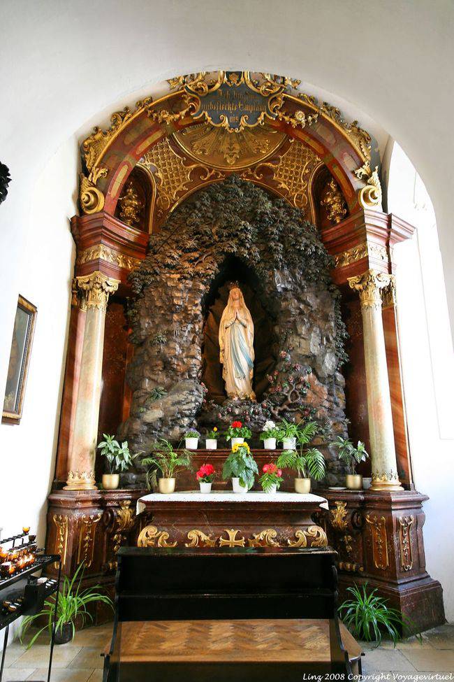 Ursulinen Kirche, Virgen en una cueva, Linz - Austria