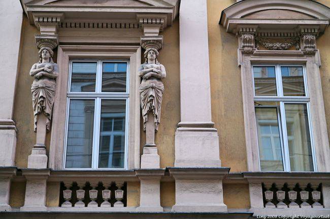 Waltherstrasse, estatuas de mujeres en las columnas, Linz - Austria