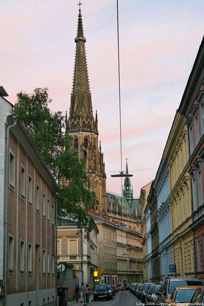 Waltherstrasse, luces de noche, Neuer Dom, Linz - Austria