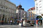 Landstrasse, Taubenmarkt, Sparkassen, plaza y fuente, Linz, Austria.