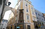 Pfarrgasse, estatua en la esquina de la Domgasse, Machauer Weinhaus, Linz, Austria.