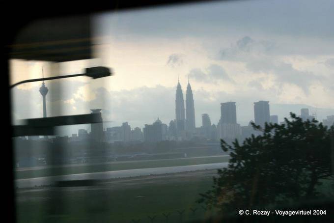 Kuala Lumpur vista desde el tren a alta velocidad local - Malasia