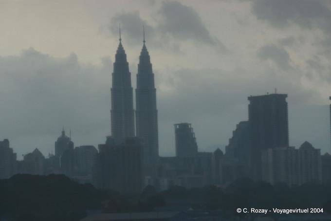 Kuala Lumpur, el Petronas en la niebla - Malasia