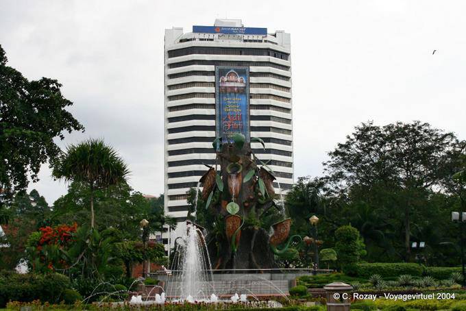 La fuente del dragón, jardín de Menara Kuala Lumpur - Malasia