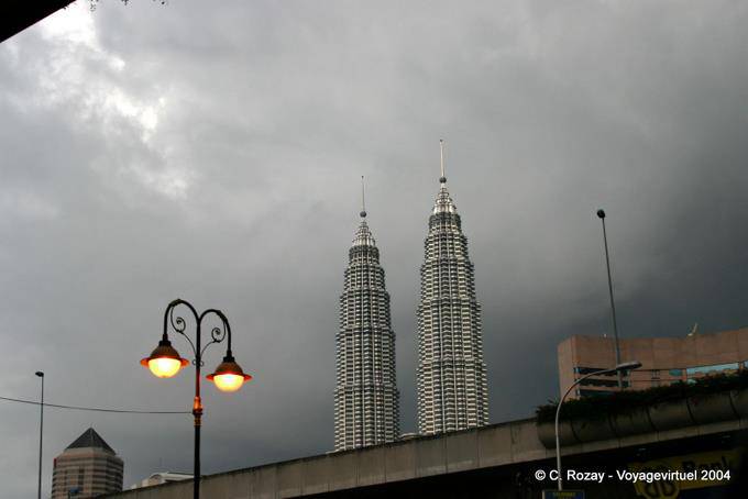 El descubrimiento de las Torres Petronas en la madrugada, Kuala Lumpur - Malasia