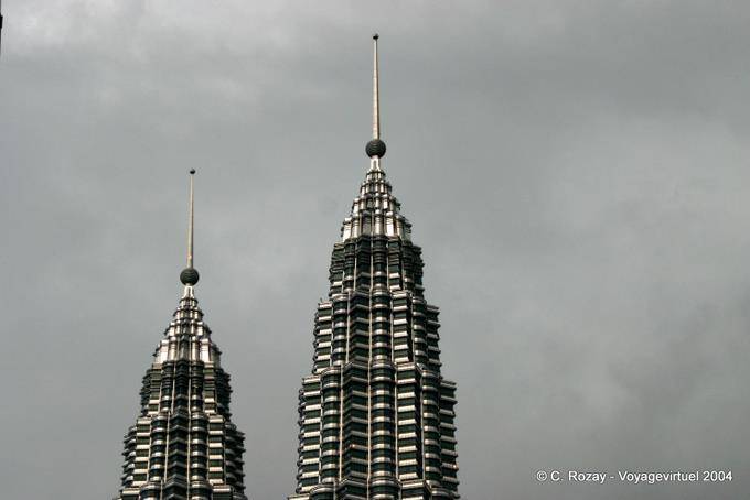 Pináculos en la parte superior de la Menara Berkembar Petronas, Kuala Lumpur - Malasia