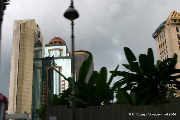 A lo largo de Jalan Tengah, hacia Bangunan Mas, Kuala Lumpur - Malasia