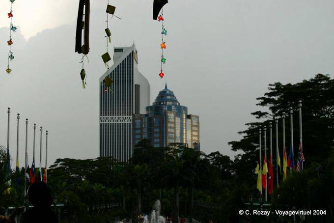 Alineación arquitectónica desde el jardín de Menara Kuala Lumpur - Malasia