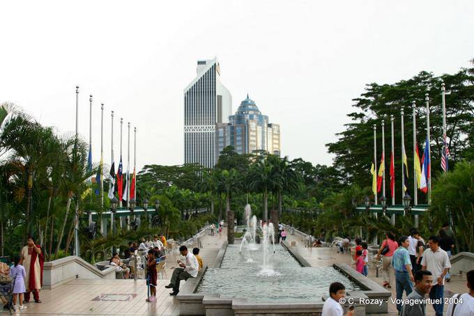 Jardín paseo al pie de Menara Kuala Lumpur - Malasia