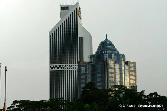 Mosaico arquitectónico de la ciudad (Menara Maykank y Menara Olympia), Kuala Lumpur - Malasia