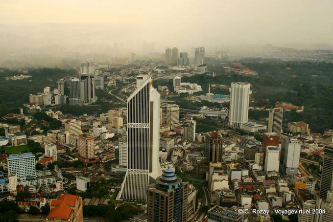 Panorama sin demasiada contaminación de KL torre de telecomunicaciones, la ciudad de Kuala Lumpur - Malasia
