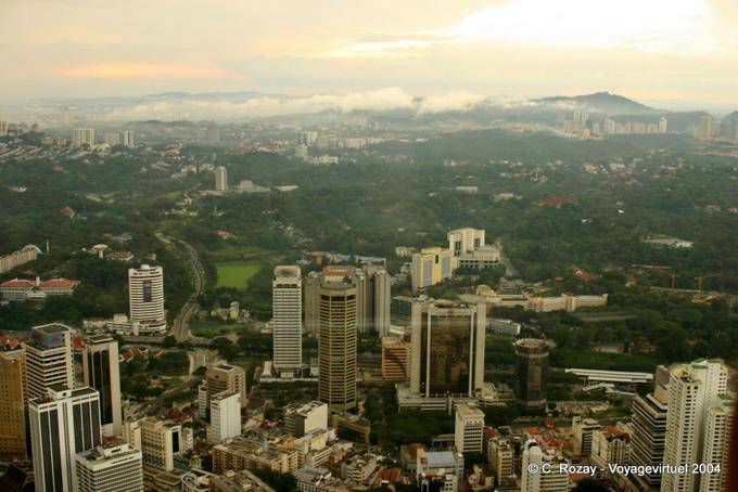 La parte superior de la Menara, panorama con el Sheraton Imperial, en el centro, Kuala Lumpur - Malasia