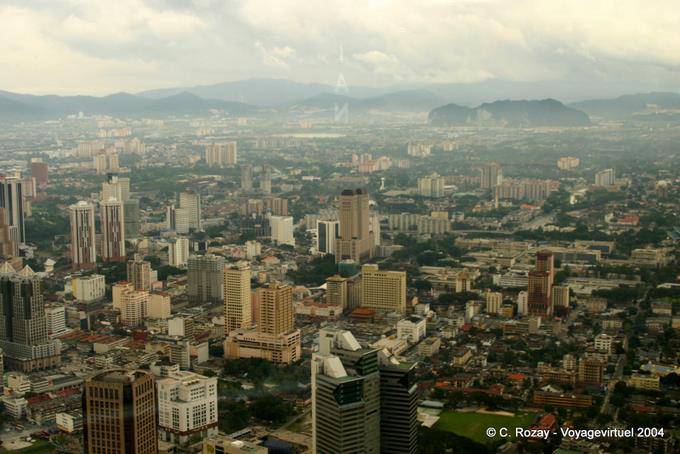 Misty panorama sobre la ciudad de Kuala Lumpur - Malasia