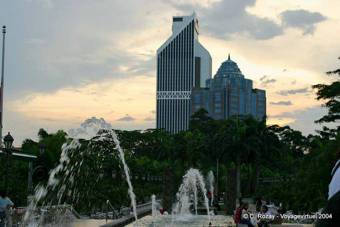Dom y chorros de agua antes de la Menara Olympia y Maybank, Kuala Lumpur - Malasia