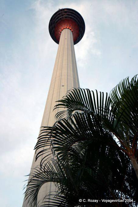 Otro punto de vista de la parte inferior de 421 metros de la Menara Kuala Lumpur - Malasia