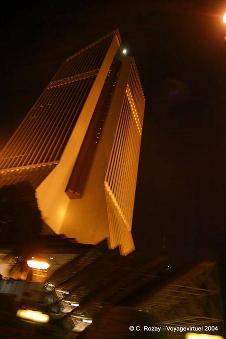 Edificio en la noche, Kuala Lumpur - Malasia