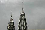 Pináculos en la parte superior de la Menara Berkembar Petronas, Kuala Lumpur, Malasia.