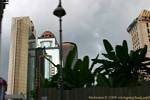 A lo largo de Jalan Tengah, hacia Bangunan Mas, Kuala Lumpur, Malasia.