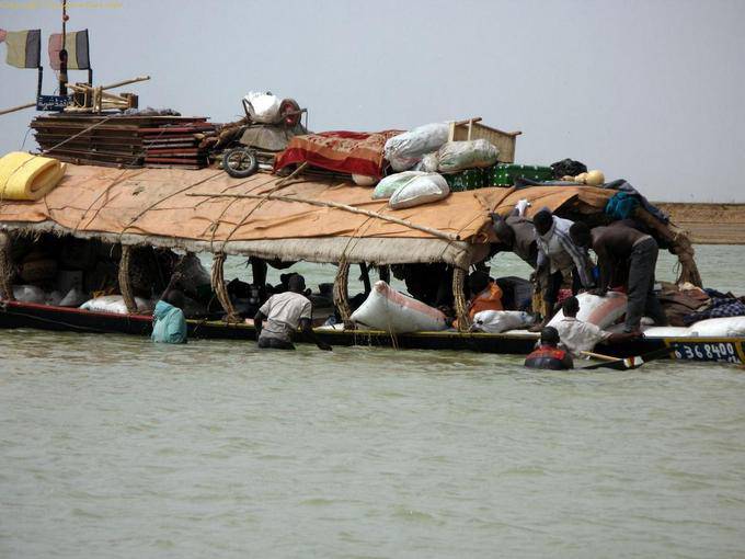 Entre Mopti et Tombouctou Pinasse Chargement Mali