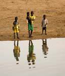 Massina, enfants se reflétant dans le fleuve, Mali.