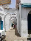 Retener a los arcos en un callejón, Medina, Larache, Marruecos.