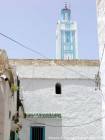 El alminar azul y blanca de una mezquita en la Medina, Larache, Marruecos.