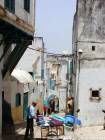 Vendedor ambulante en un callejón en la Kasbah, Larache, Marruecos.