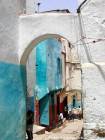 Alley y niños juegos, Medina Larache, Marruecos.