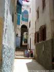 Escaleras y arco en la antigua medina, Larache, Marruecos.