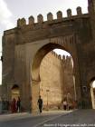 Una típica puerta y las paredes hacia la plaza Boujloud, Fez, Marruecos.