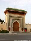 Una puerta tallada en cobre, Royal Palace Dar el-Makhzen Fez, Marruecos.