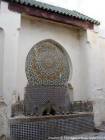 Talaâ Sghira, una de las 70 fuentes en policromada azulejos Fez, Marruecos.