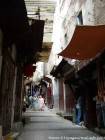 Una calle en pendiente en la medina, Talaâ Kbira, Fez, Marruecos.