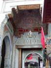 Colorido madera y estuco decoración en la medina de Fez, Marruecos.