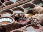 El duro trabajo de tintorero en el tanque con paredes de cerámica, Fes, Marruecos.