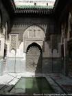 El patio y la cuenca del Sahrij Medersa, Fez, Marruecos.